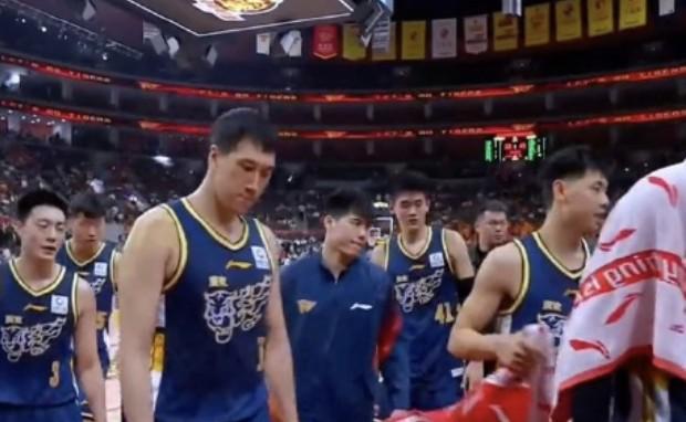 开云体育官网-手感冰凉!广东8位国内球员一共得到18分,萨姆纳一人37分